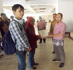 Yandri Adisaputro & Dua Rekannya Meraih Penghargaan Sebagai Tim Kreatif Praktek Kewirausahaan