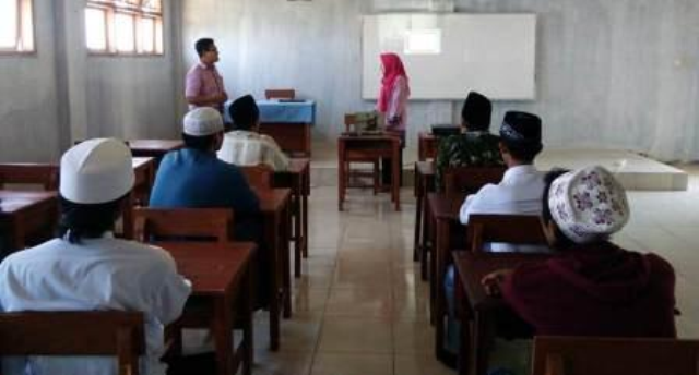 Dilatih Desain, Staf Ponpes At Tahririyah Antusias