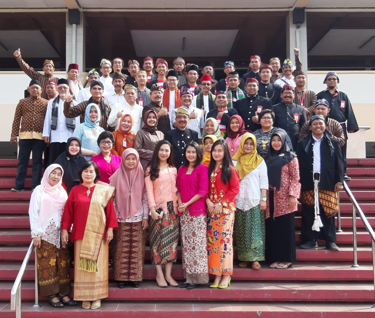Semarak, Seluruh Struktural - Tendik Untag Surabaya Memakai Baju Adat di Kampus
