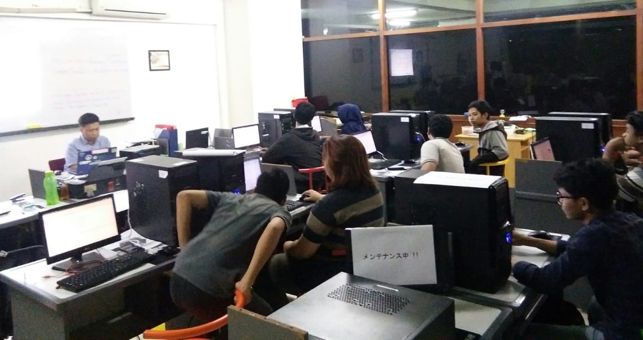 Mahasiswa Informatika Untag Surabaya Tetap Semangat Meski Praktikum Malam Hari