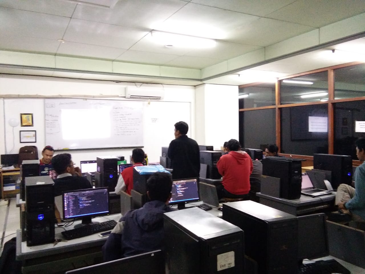 Menjelang Mudik, Mahasiswa Informatika Untag Surabaya Masih Semangat Praktikum